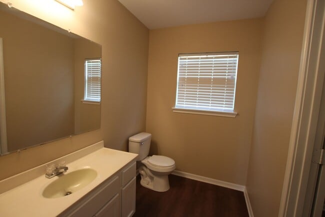 Building Photo - Remodeled 2 bedroom 1 bath rental in West ...