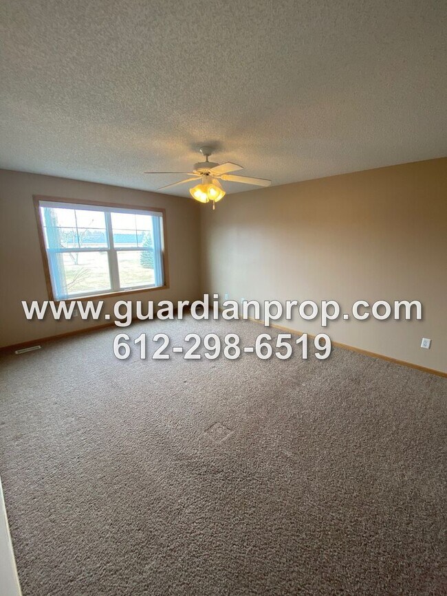 Building Photo - Huge End Unit Townhouse for November 1, Op...