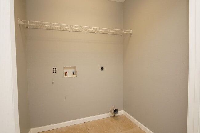 Building Photo - Central Niceville Location