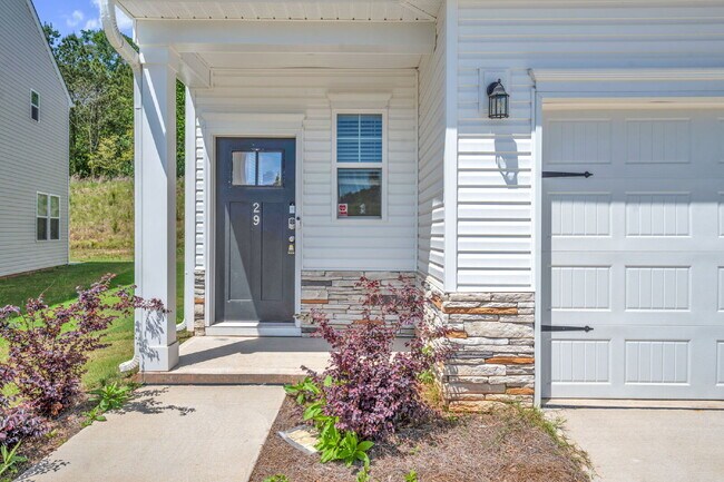 Building Photo - Elegant 4 Bedroom 2.5 Bathroom Home Near Downtown Greenville $2,500/mo rent