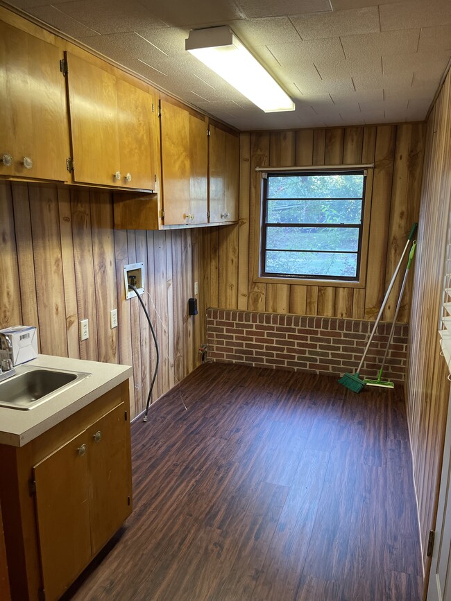 Building Photo - 200 Sunset Dr