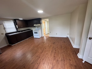 Building Photo - 160 Miller St