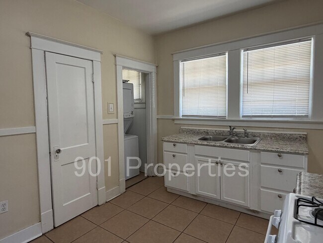 Building Photo - 1055 S Cox St