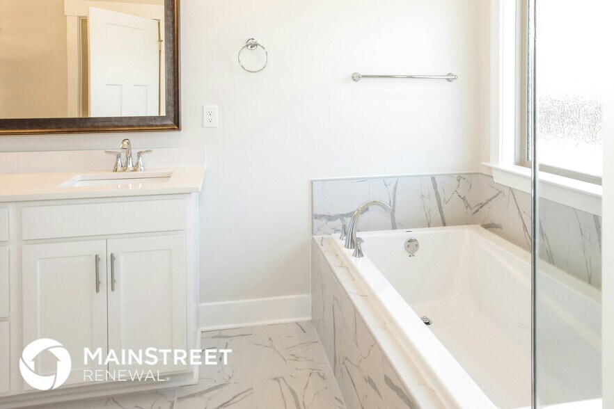 Building Photo - 14705 Greenleaf Dr