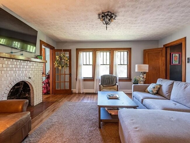 Building Photo - Fully Furnished 4/5Br 2.5Bath South Campus...