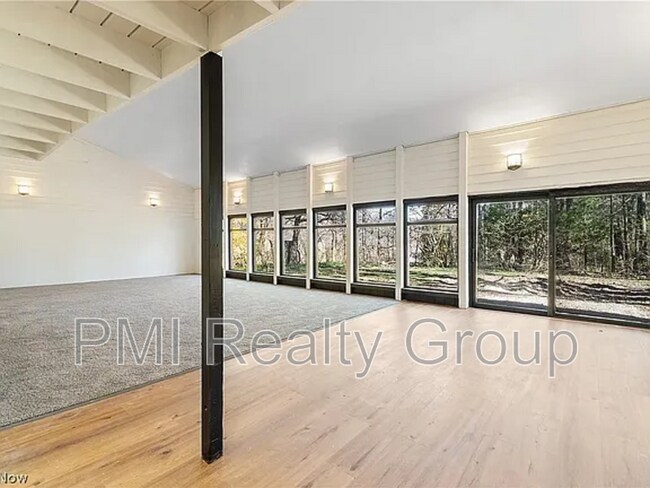 Building Photo - 607 Castle Blvd