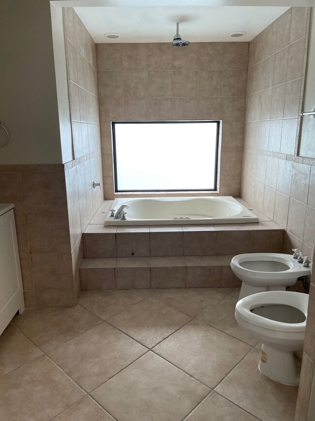 Building Photo - 4702 SW 67th Ave