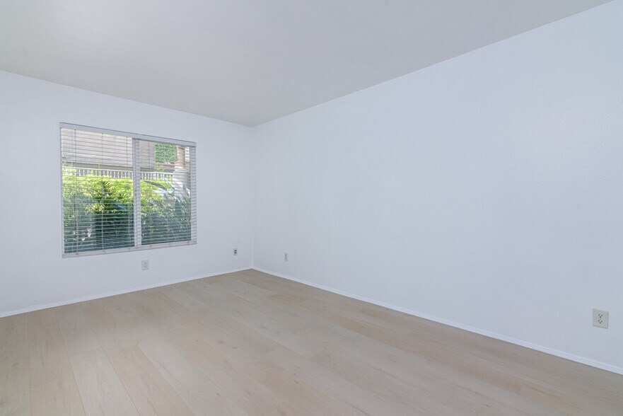 Building Photo - 355 N Maple St