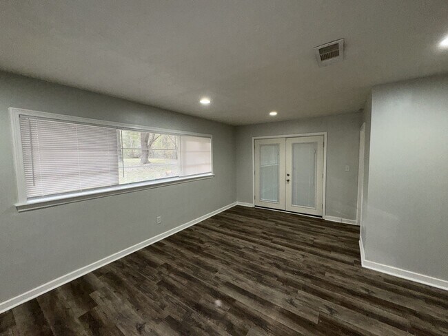 Building Photo - 304 Colonial Cir