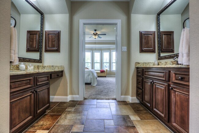 Building Photo - 154 W Hullwood Ct
