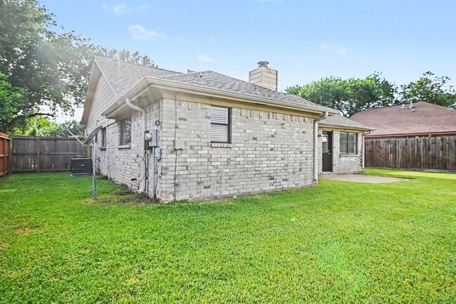 Building Photo - 1227 Mission Dr