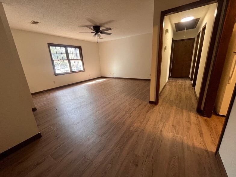 Building Photo - 2040 Pineview Dr