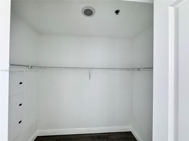 Building Photo - 2641 N Flamingo Rd