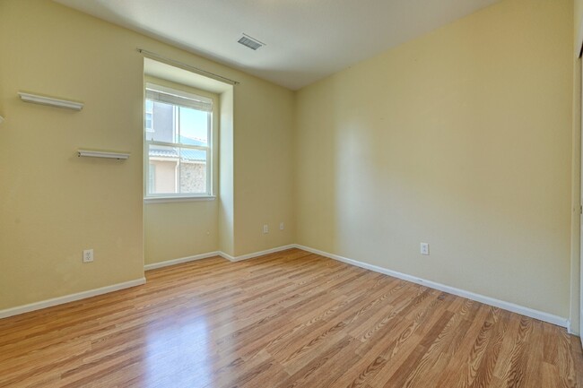 Building Photo - $2,675 - 2 Bed, 2 Bath Updated Condo in Hi...