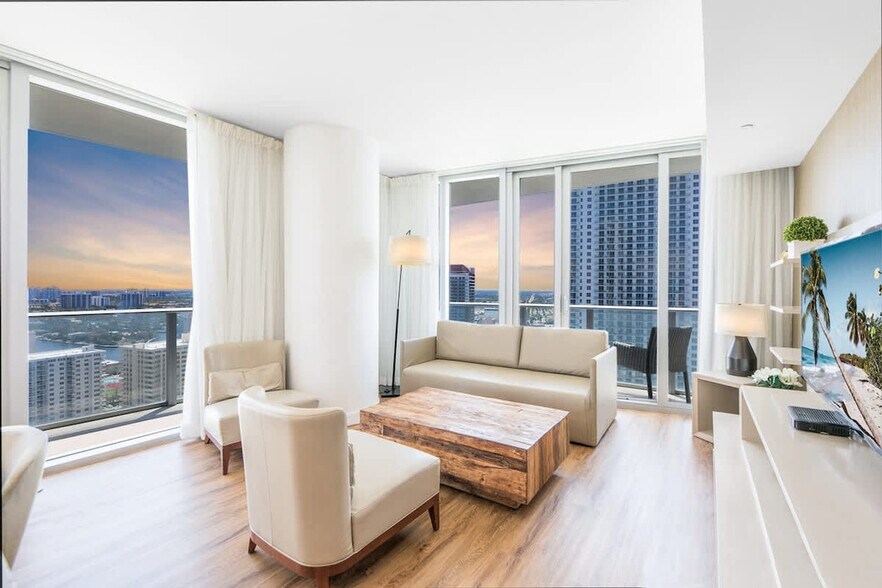 Building Photo - 4011 S Ocean Dr