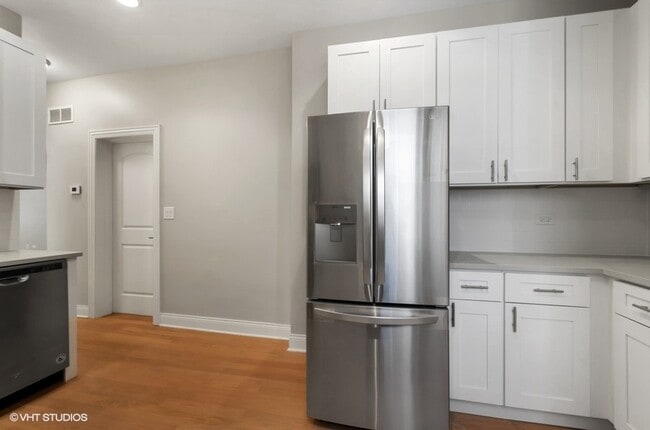 Building Photo - 5816 N Ridge Ave