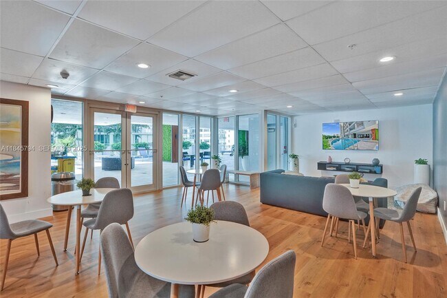 Building Photo - 170 SE 14th St