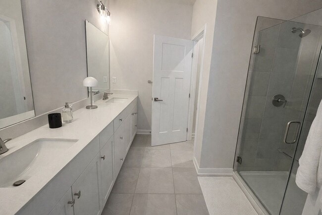 Building Photo - 104 S Durham Dr