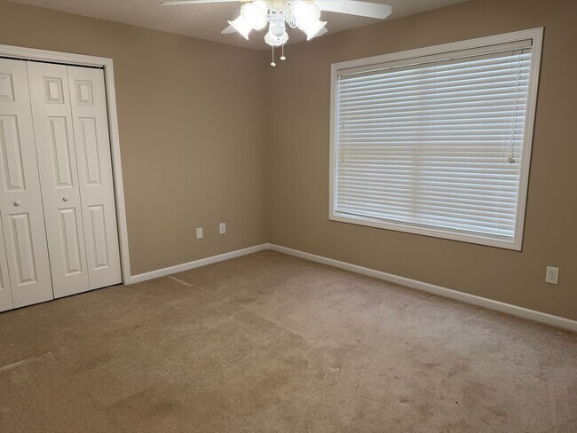 Building Photo - Lenoir City 37771 - 4 bedroom 2.5 bath - call Sharon Arnwine 865-313-7215