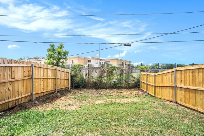 Building Photo - Updated 3/1 with Granite Counter Tops and Refrigerator Included!