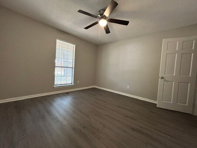 Building Photo - 121 Silverbrook Dr