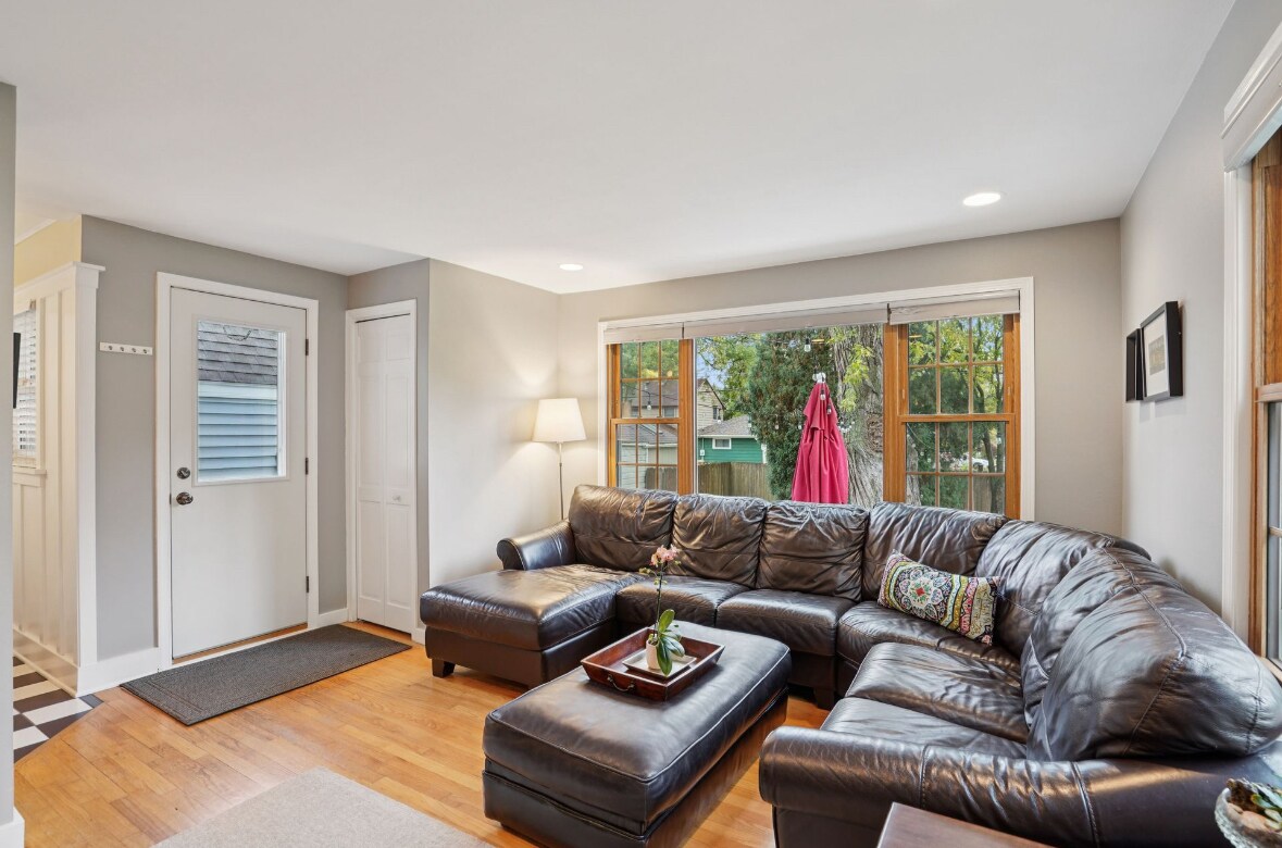 Building Photo - 821 Minakwa Dr