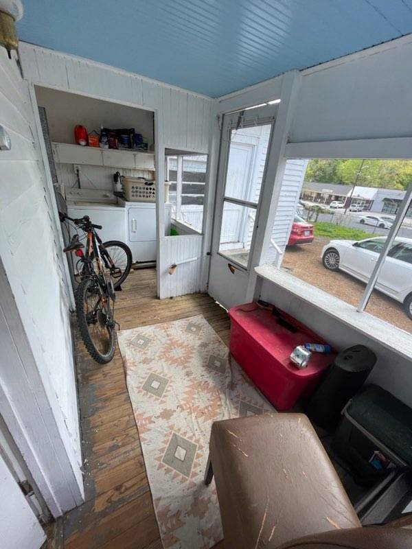 Back Porch - 207 S Summit St