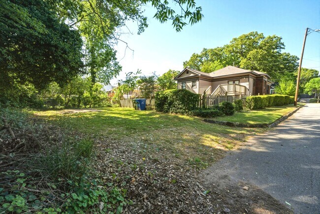 Building Photo - 506 Mellview Ave SW