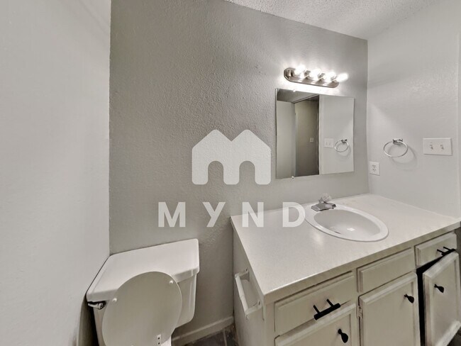 Building Photo - 1303 1/2 Berry Dr Apt A