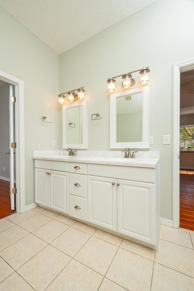 Building Photo - 728 Willow Wood Pl