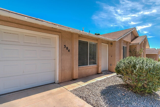 Building Photo - 3 Bedroom 2 bathroom home located near the...