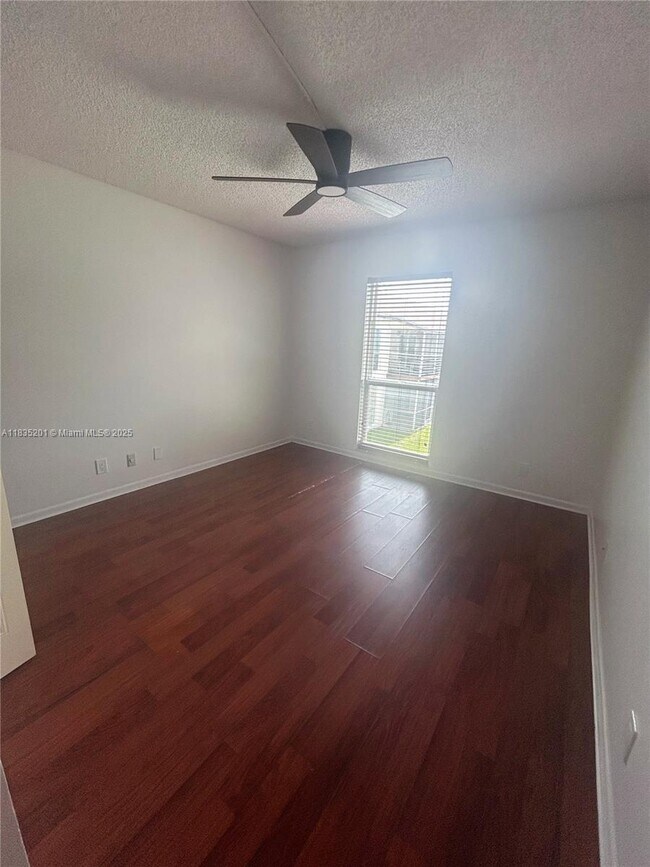 Building Photo - 454 N Laurel Dr