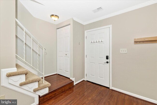 Building Photo - 584 Cotswold Ct