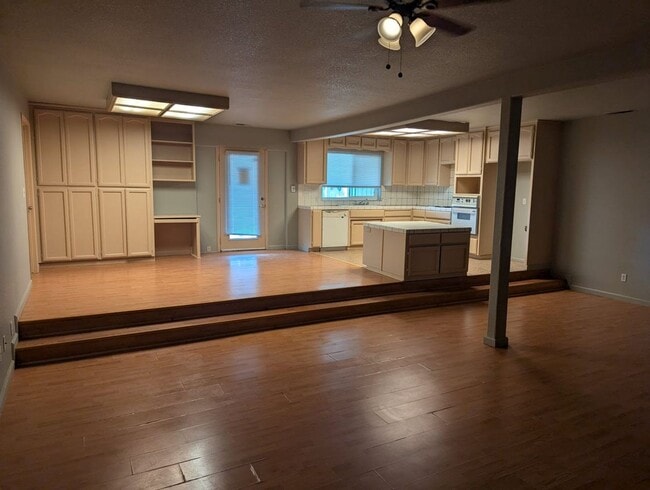 Building Photo - Bright & Inviting Home with Covered Patio, Gated Yard & Alley Access