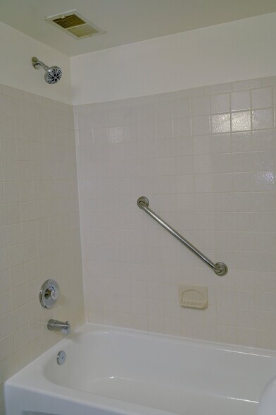Building Photo - 14052 Vista Dr