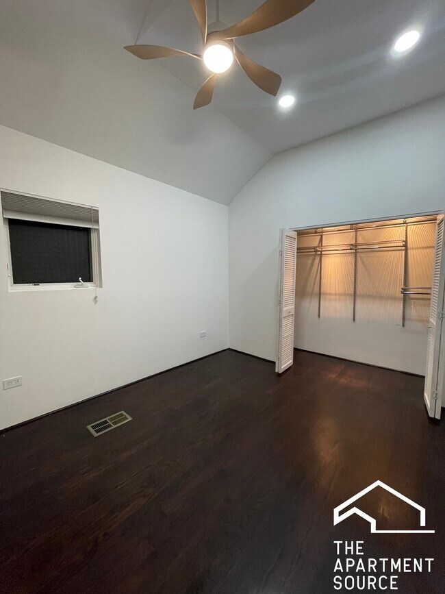 Building Photo - 913 N Honore St