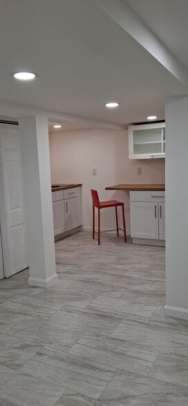 Building Photo - 28 Pineoaks Pl