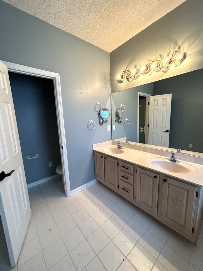 Building Photo - Spacious 3BR/2BA home in the highly desire...