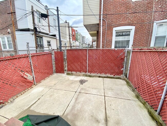 Building Photo - 2709 E Ontario St