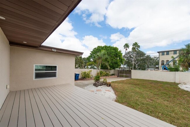 Building Photo - 907 Narcissus Ave