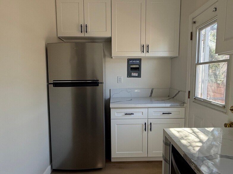 Building Photo - 359 W Amar St