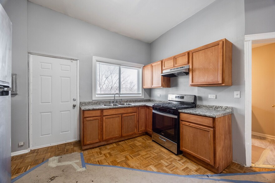 Building Photo - 1877 N Milwaukee Ave