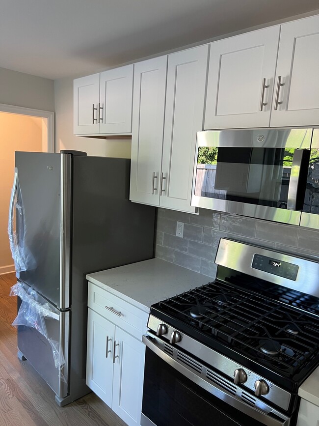 Kitchen - 555 Winnetka Ave
