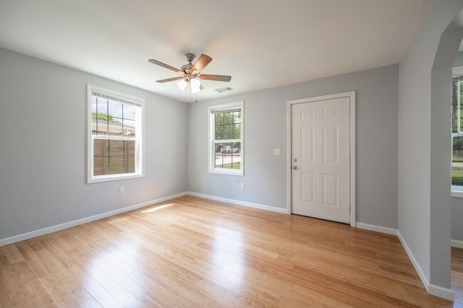 Building Photo - LOOK NO FURTHER THAN THIS INGLEWOOD CHARMER!