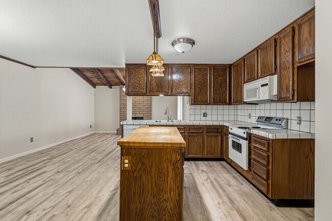 Building Photo - 2025 Sweetwater Dr