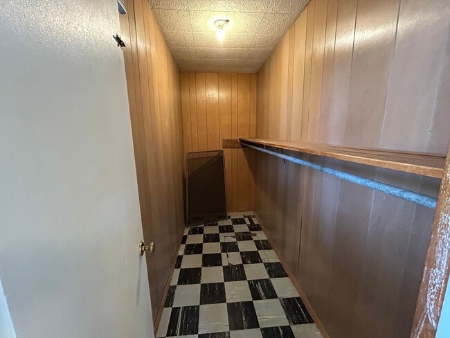 Building Photo - Large 2 Bed 1 Bath House with Fenced Yard and Washer Dryer Hookups