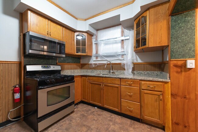 Building Photo - PHA Welcomed! Spacious Home with Private Backyard