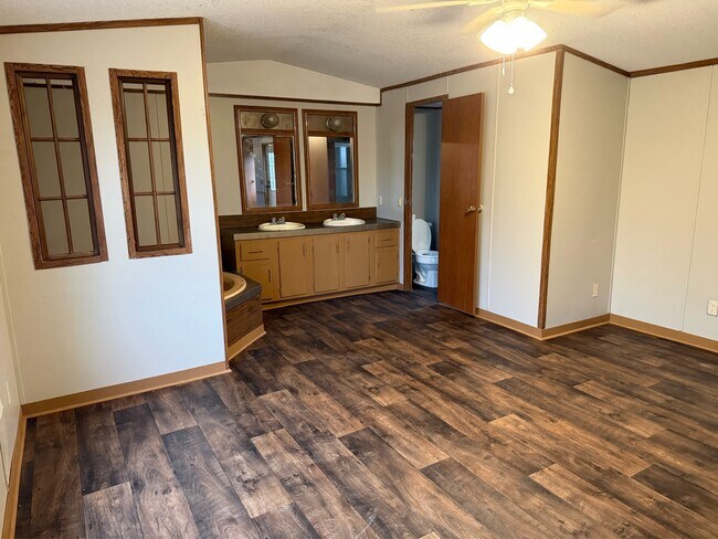 Building Photo - 5991 Friendship Rd