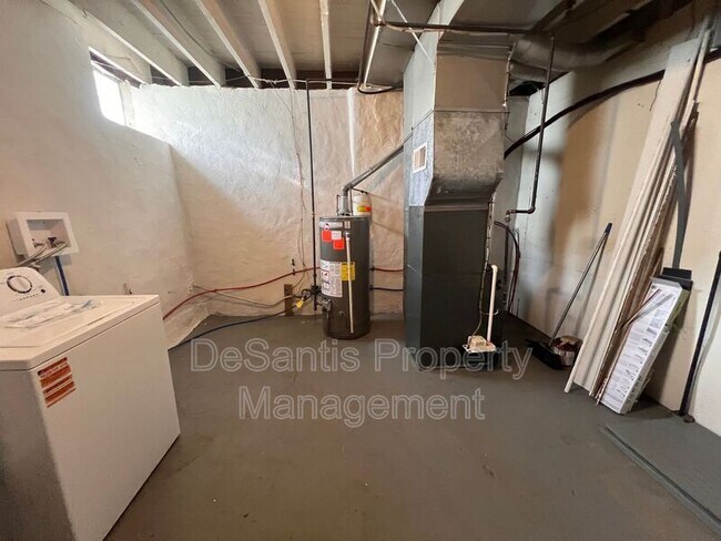 Building Photo - 1104 Brabec St