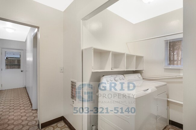 Building Photo - Spacious 4 Bedroom Single Family Home- South East Portland